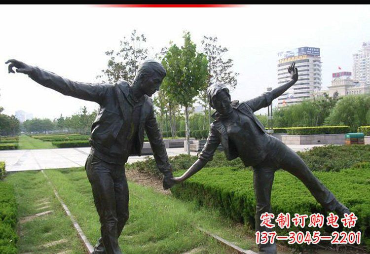 金华走铁轨的情侣铜雕