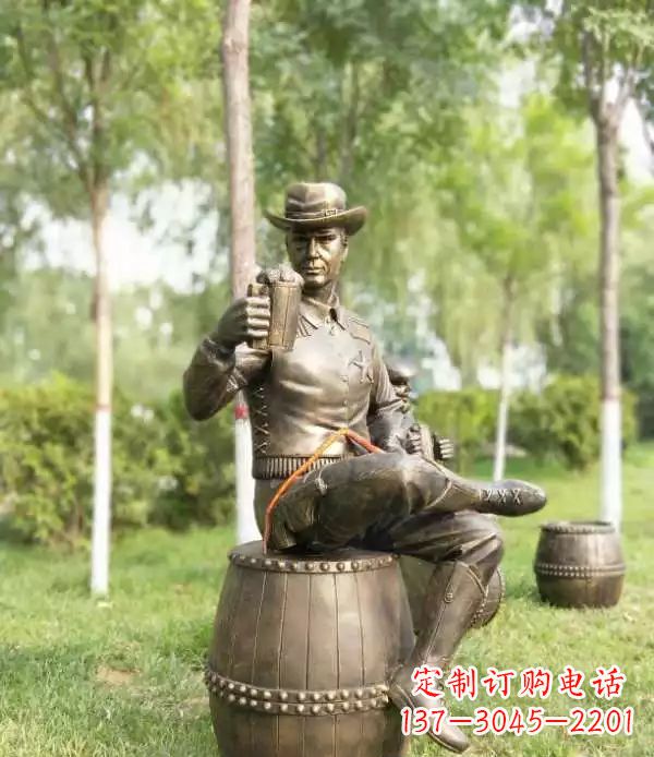 金华坐酒桶喝啤酒的牛仔铜雕