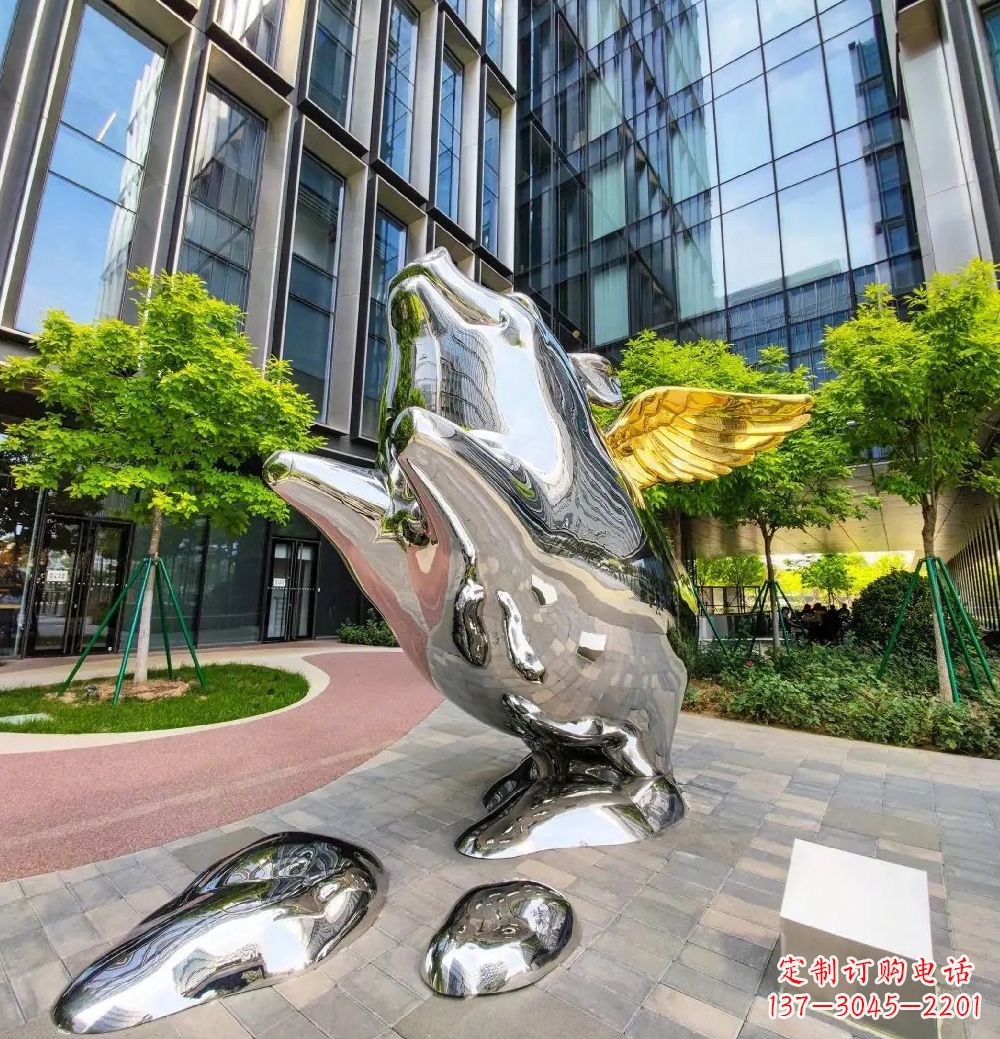 金华猪雕塑-酒店门口一只带翅膀不锈钢镜面猪雕塑